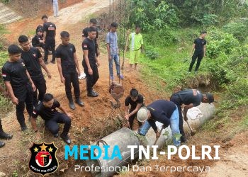 Brimob Lampung Bangun Jembatan Penghubung, Warga Rasakan Manfaatnya