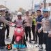 Jelang HUT ke-81 RI, Polres Tanggamus Bagikan Bendera Merah Putih kepada Pengguna Jalan