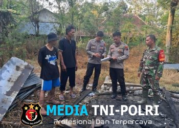 Babinsa dan Warga Berjibaku Padamkan Kebakaran Penampungan Rongsok di Sambi