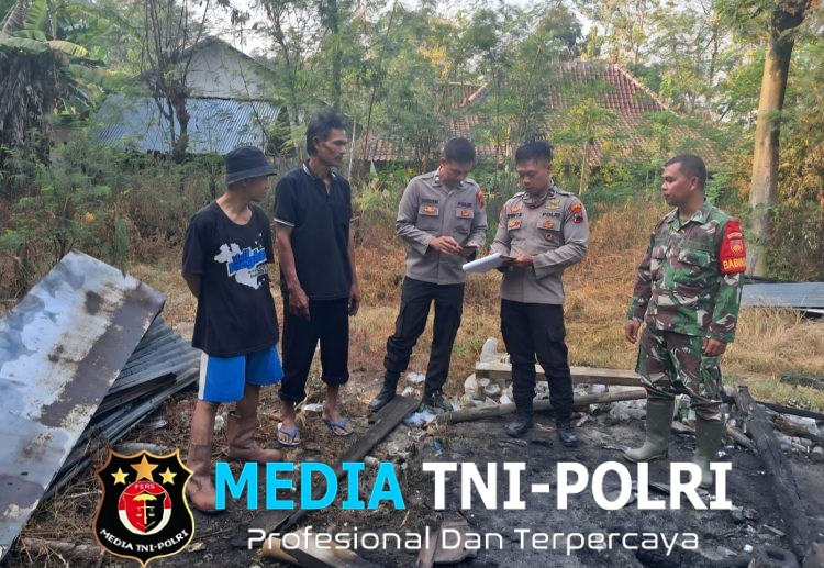 Babinsa dan Warga Berjibaku Padamkan Kebakaran Penampungan Rongsok di Sambi