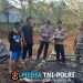 Babinsa dan Warga Berjibaku Padamkan Kebakaran Penampungan Rongsok di Sambi