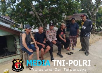 Jaga Keamanan Sekaligus Jalin Kedekatan, Polisi Mandor Sambangi Warga Saat Patroli