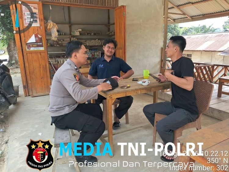 Jalin Silaturahmi Kamtibmas, Personel Polsek Air Besar Duduk Bersama Warga Sampaikan Himbauan Keamanan