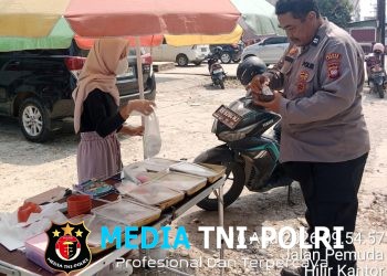 Patroli Dialogis Polsek Ngabang, Polisi Sapa Pedagang Nasi Kepal dan Sampaikan Imbauan Kamtibmas