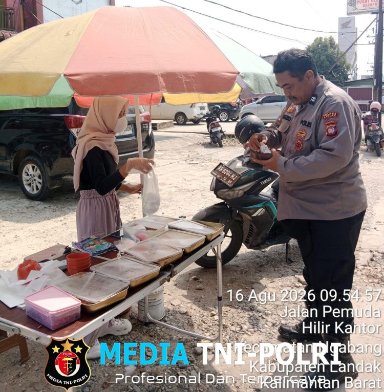 Patroli Dialogis Polsek Ngabang, Polisi Sapa Pedagang Nasi Kepal dan Sampaikan Imbauan Kamtibmas