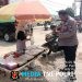 Patroli Dialogis Polsek Ngabang, Polisi Sapa Pedagang Nasi Kepal dan Sampaikan Imbauan Kamtibmas