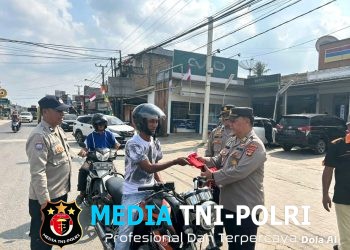 Sambut HUT RI ke-81, PJU Polres Mesuji dan Personel Sebarkan Semangat Lewat Bendera Merah Putih di Jalan Lintas Timur