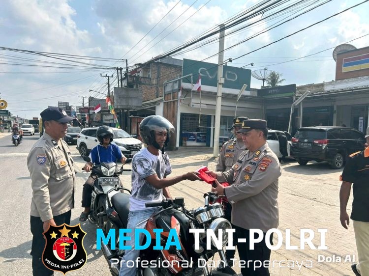 Sambut HUT RI ke-81, PJU Polres Mesuji dan Personel Sebarkan Semangat Lewat Bendera Merah Putih di Jalan Lintas Timur