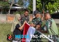 Semarak HUT ke-81 RI, Yonif TP 951/Pandeka Marapi Bagikan Bendera Merah Putih kepada Masyarakat