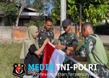 Semarak HUT ke-81 RI, Yonif TP 951/Pandeka Marapi Bagikan Bendera Merah Putih kepada Masyarakat