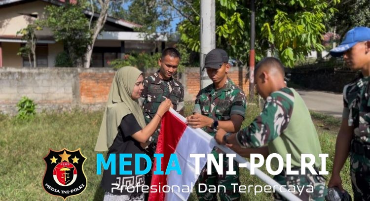 Semarak HUT ke-81 RI, Yonif TP 951/Pandeka Marapi Bagikan Bendera Merah Putih kepada Masyarakat