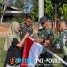 Semarak HUT ke-81 RI, Yonif TP 951/Pandeka Marapi Bagikan Bendera Merah Putih kepada Masyarakat