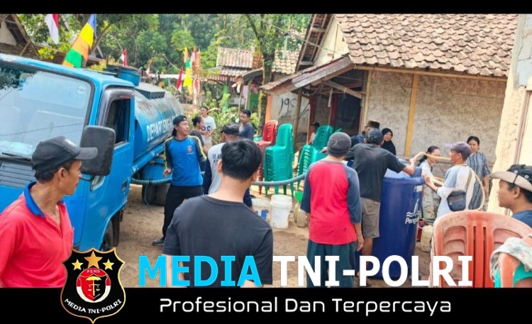 Sinergi Polri, Muspika dan Relawan, Polsek Bojong Salurkan Ribuan Liter Air Bersih ke Warga Gredug Pandeglang