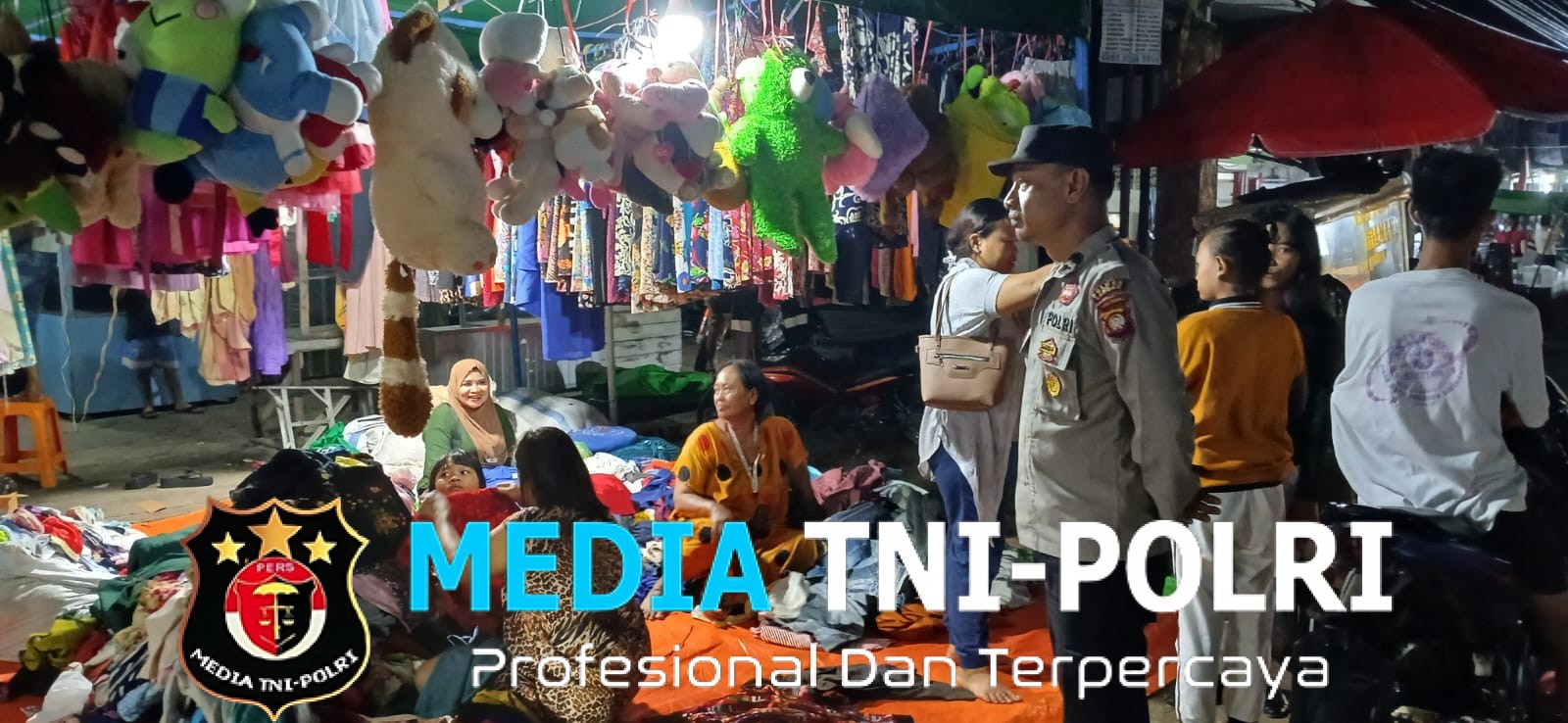 Di Tengah Ramainya Aktivitas Malam, Polisi Polsek Mandor Hadir Sapa Warga dan Pedagang