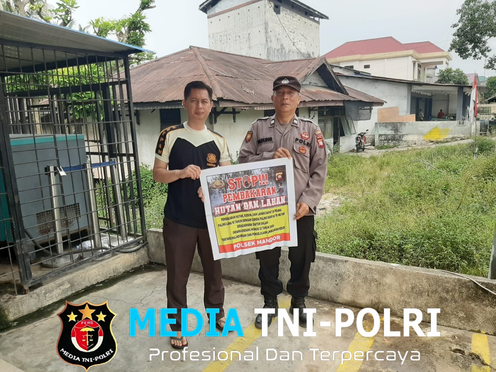 Bawa Banner “Stop Pembakaran Hutan dan Lahan”, Polisi Mandor Ajak Warga Cegah Karhutla