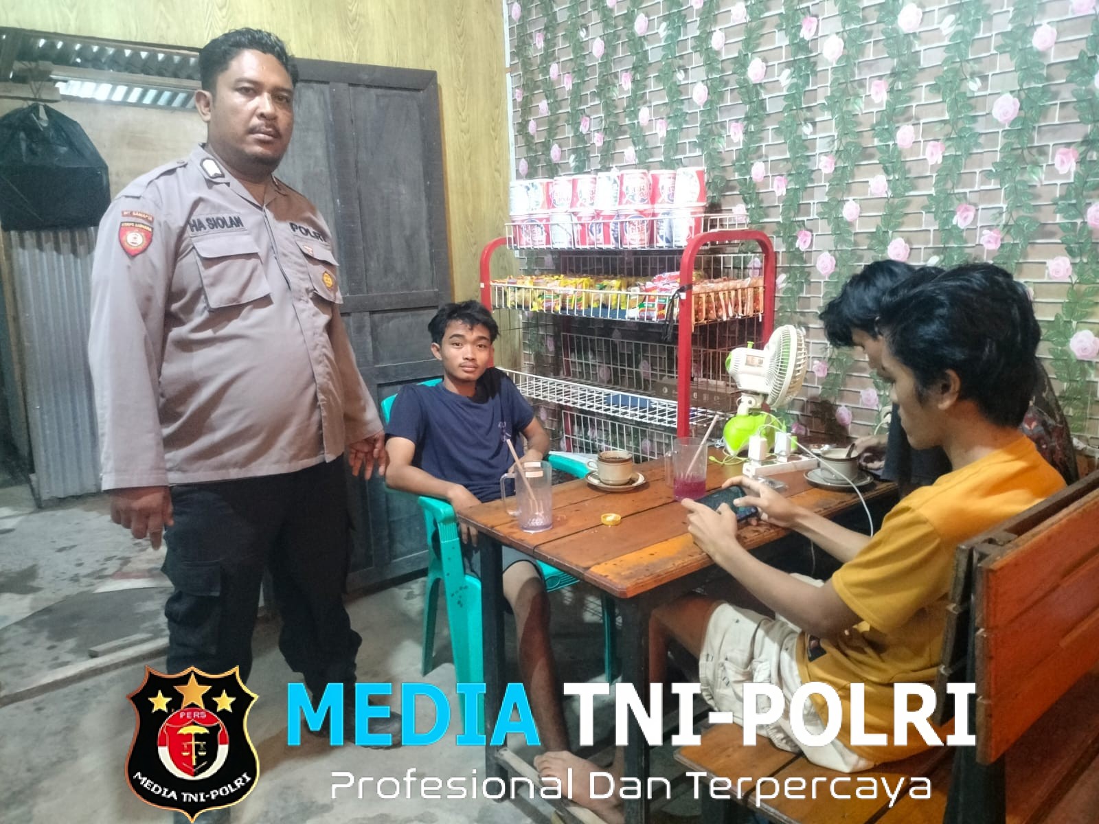 Saat Warga Asyik Main HP, Polisi Hadir Berikan Imbauan Kamtibmas