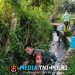 Dukung Ketahanan Pangan, Serda Nurhatib Dampingi Poktan Margo Rukun III Bersihkan Irigasi Sawah