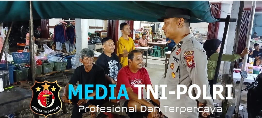 Senyum di Balik Seragam Cokelat Cara Humanis Polri Landak Jaga Kamtibmas di Malam Hari
