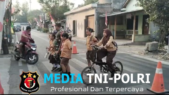 Babinsa Joyotakan Amankan Arus Lalu Lintas & Bantu Penyebrangan Siswa SDN 59 Joyotakan