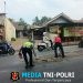 Kanit Lantas Polsek Serang Baru Bersihkan Ceceran Semen di Jalan, Cegah Kemacetan dan Kecelakaan