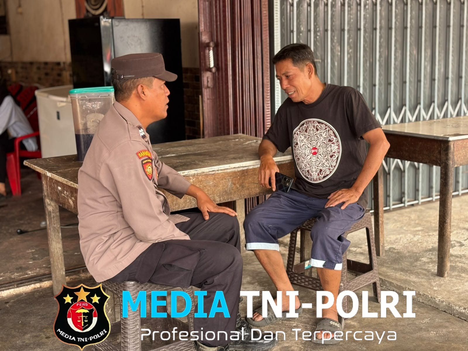 Polisi Duduk Bersama Warga Saat Patroli, Cara Humanis Polsek Mandor Perkuat Kamtibmas