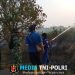 Babinsa Koramil Indralaya Sigap Padamkan Kebakaran Tumpukan Sampah di Kelurahan Timbangan