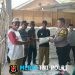 Bhabinkamtibmas Karangmekar Kawal Pendistribusian Bantuan Pangan Beras untuk Warga