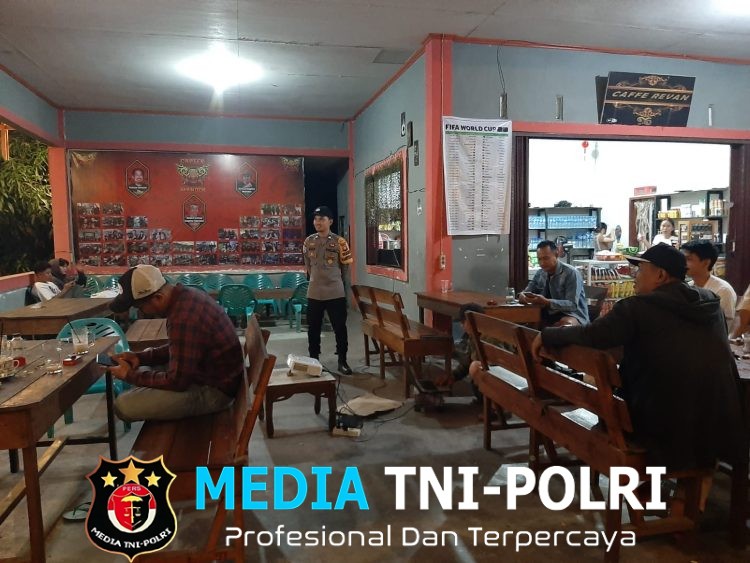 Patroli Humanis Polsek Mandor Polisi Himbau Warga Waspada Kriminalitas Saat Nongkrong Malam