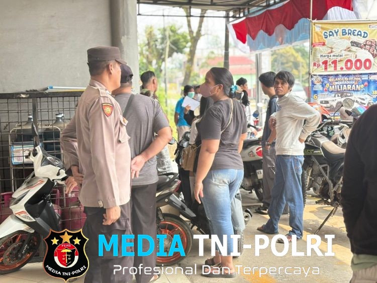 Di Tengah Patroli Siang, Polisi Mandor Sempatkan Sapa Warga, Pesan Kamtibmas Disampaikan