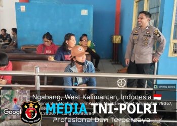 Terik Matahari Tak Jadi Penghalang, Polisi Ngabang Tetap Sapa Warga Saat Patroli