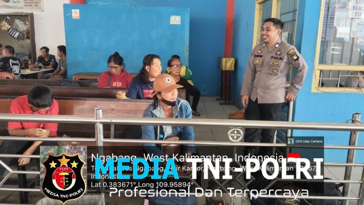 Terik Matahari Tak Jadi Penghalang, Polisi Ngabang Tetap Sapa Warga Saat Patroli