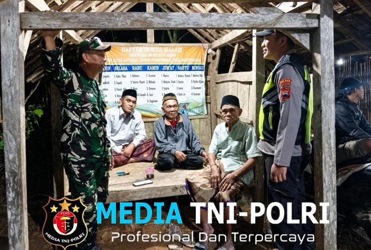 Anggota Koramil 24/Puhpelem Patroli Malam, Sambangi Warga di Pos Ronda