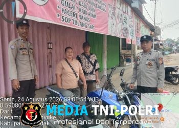 Berikan Imbauan Kepada Warga Yang LagiSantai Saat Patroli Siang Oleh Samapta Polsek Menyuke