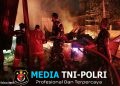 TNI-POLRI dan Warga Padamkan Api yang Melahap 2 Bangunan di Jalan Gag Merauke