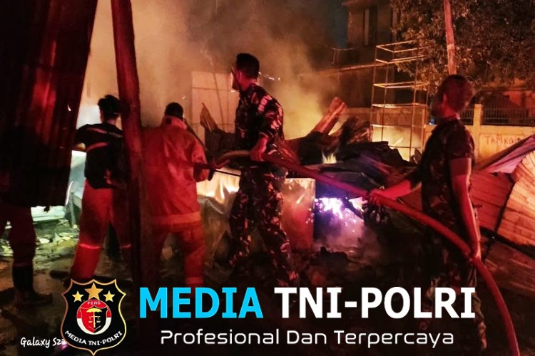 TNI-POLRI dan Warga Padamkan Api yang Melahap 2 Bangunan di Jalan Gag Merauke
