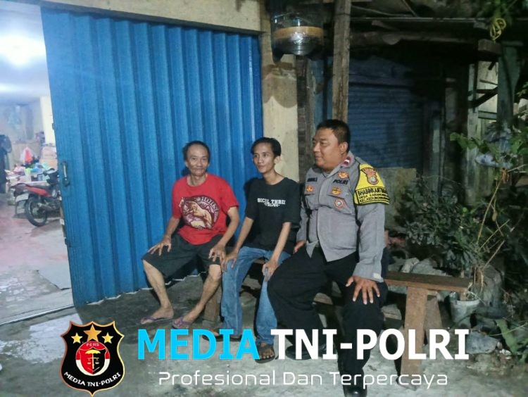 Bhabinkamtibmas Karangmekar Sambangi Warga, Perkuat Silaturahmi dan Kepedulian Kamtibmas