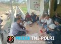 Sambangi Warga Lenggahsari, Bhabinkamtibmas Ajak Jaga Kerukunan dan Kamtibmas