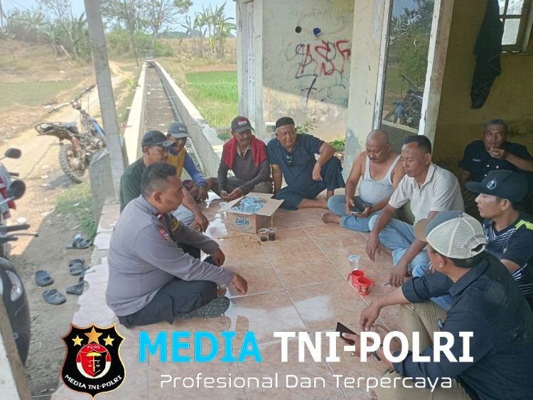 Sambangi Warga Lenggahsari, Bhabinkamtibmas Ajak Jaga Kerukunan dan Kamtibmas