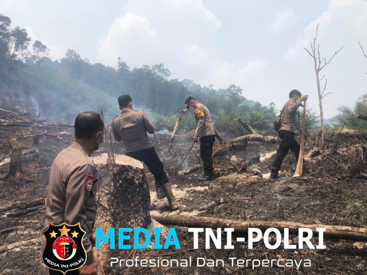 Hotspot Terdeteksi, Kapolsek Ngabang Bersama Anggota Langsung Turun Cek Lokasi Karhutla di Jelimpo