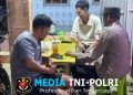 Bersahabat dengan Warga, Polisi Polsek Mandor Sampaikan Imbauan Kamtibmas di Tengah Suasana Santai