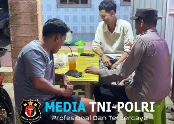 Bersahabat dengan Warga, Polisi Polsek Mandor Sampaikan Imbauan Kamtibmas di Tengah Suasana Santai