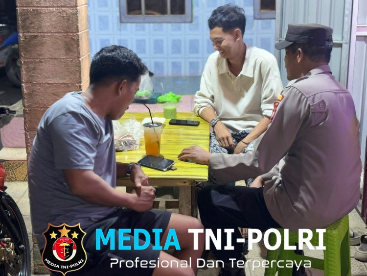 Bersahabat dengan Warga, Polisi Polsek Mandor Sampaikan Imbauan Kamtibmas di Tengah Suasana Santai
