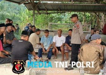 Di Tengah Kabut Asap, Polisi Sambangi Warga Ingatkan Bahaya Karhutla