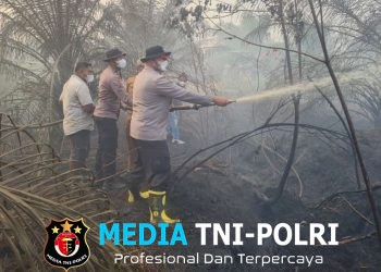 Dandim 0420/Sarko Bersama Forkopimda Padamkan Karhutla di Area Plasma PT BKS
