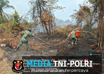 Personel Koramil 420-04/Sarolangun Bersama Tim Gabungan Terus Berjibaku Padamkan Karhutla di Sungai Abang