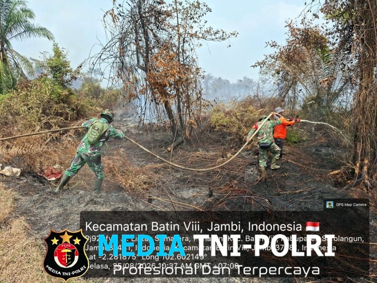 Personel Koramil 420-04/Sarolangun Bersama Tim Gabungan Terus Berjibaku Padamkan Karhutla di Sungai Abang