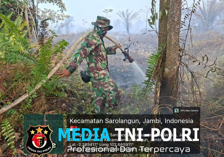 Personel Koramil 420-04/Sarolangun Bersama Tim Gabungan Terus Berjibaku Padamkan Karhutla di Sungai Abang
