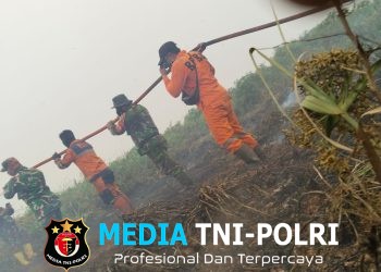 Babinsa Bersama TNI-Polri, Manggala Agni dan BPBD Berjibaku Padamkan Karhutla di Desa Muara Batun Baru