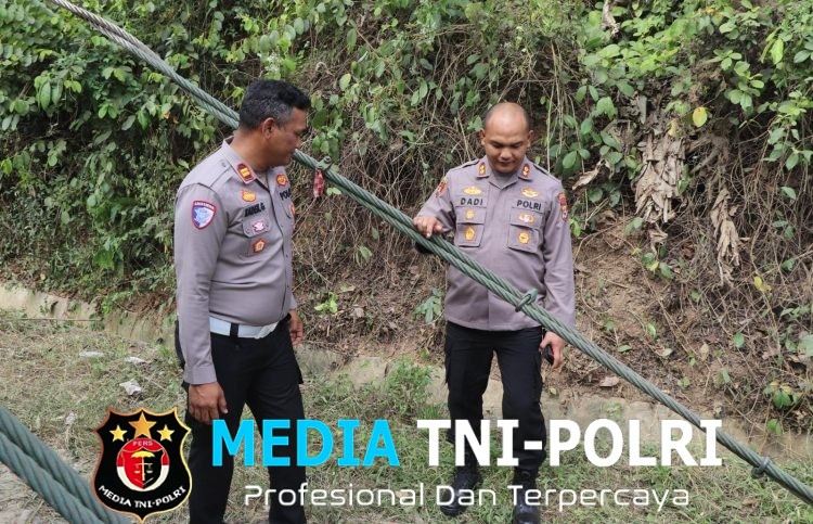 Kapolres Pringsewu Cek Renovasi Jembatan Gantung Bumi Arum, Pembersihan dan Pengecatan Mulai Dilakukan