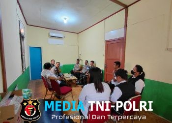 Kapolsek Menyuke Dan Koramil Menyuke Serta Anggota Kunjungi Kantor Desa Mamek